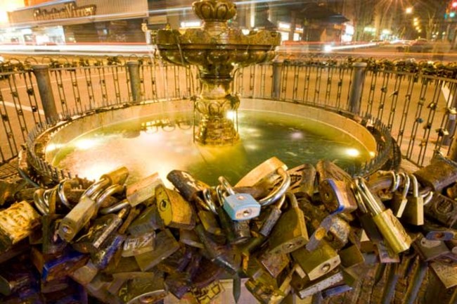 La Fuente de los Candados de Montevideo una historia de amor