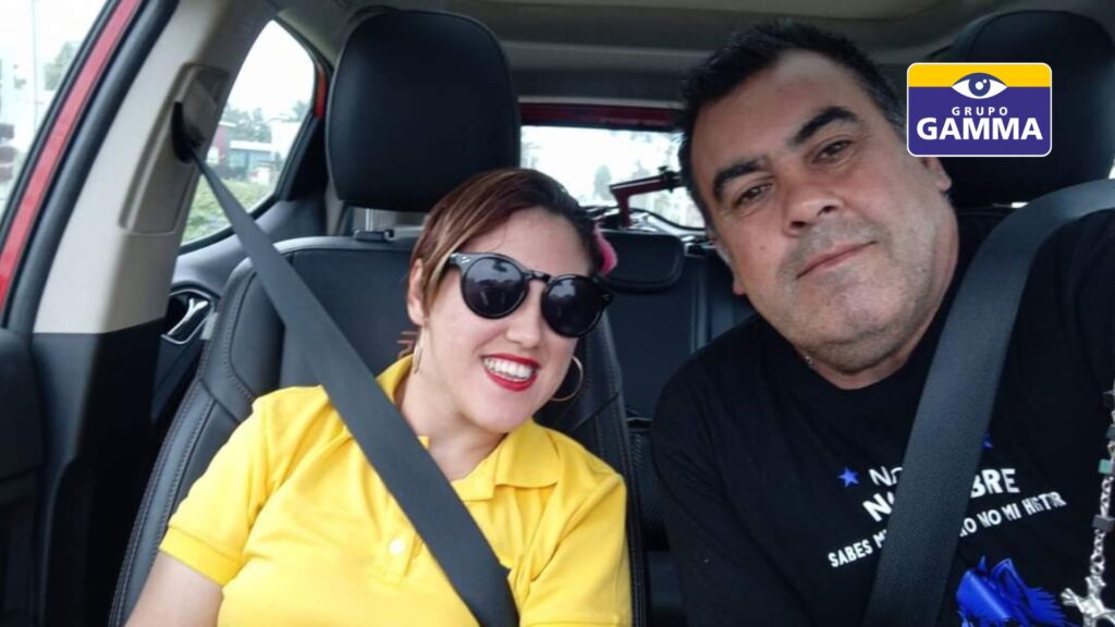 padres de GRUP GAMMA celebrando